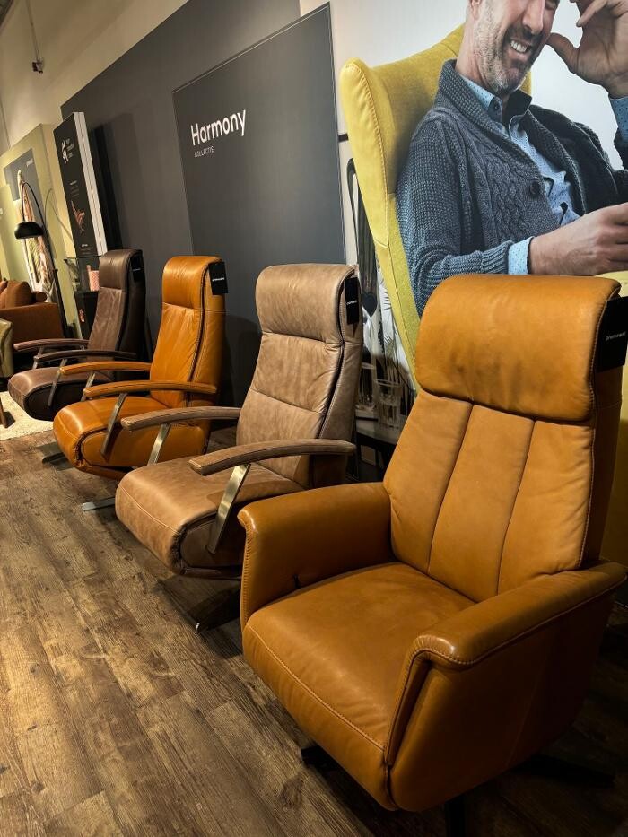 Foto's Meubelwinkel Prominent Roosendaal | Relaxstoelen | Sta-op stoelen | Banken