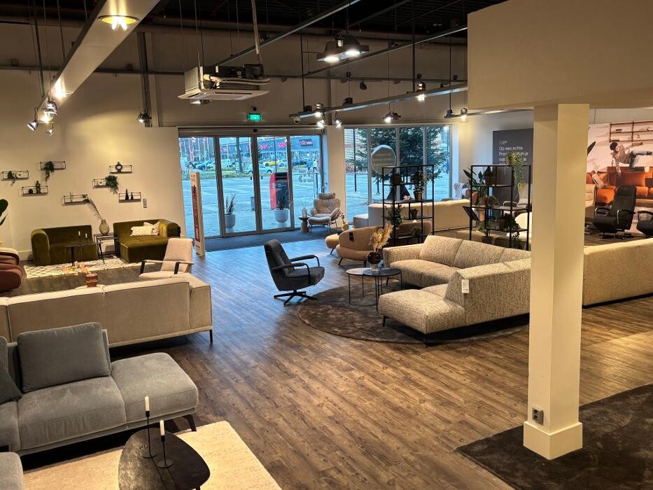 Foto's Meubelwinkel Prominent Roosendaal | Relaxstoelen | Sta-op stoelen | Banken