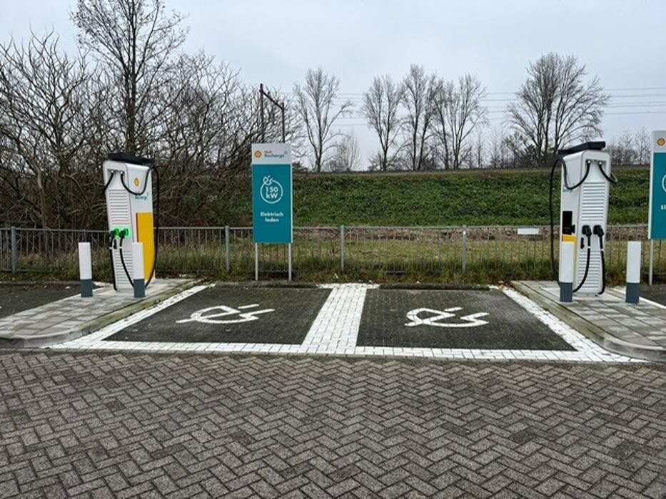 Foto's Shell Recharge Charging Station