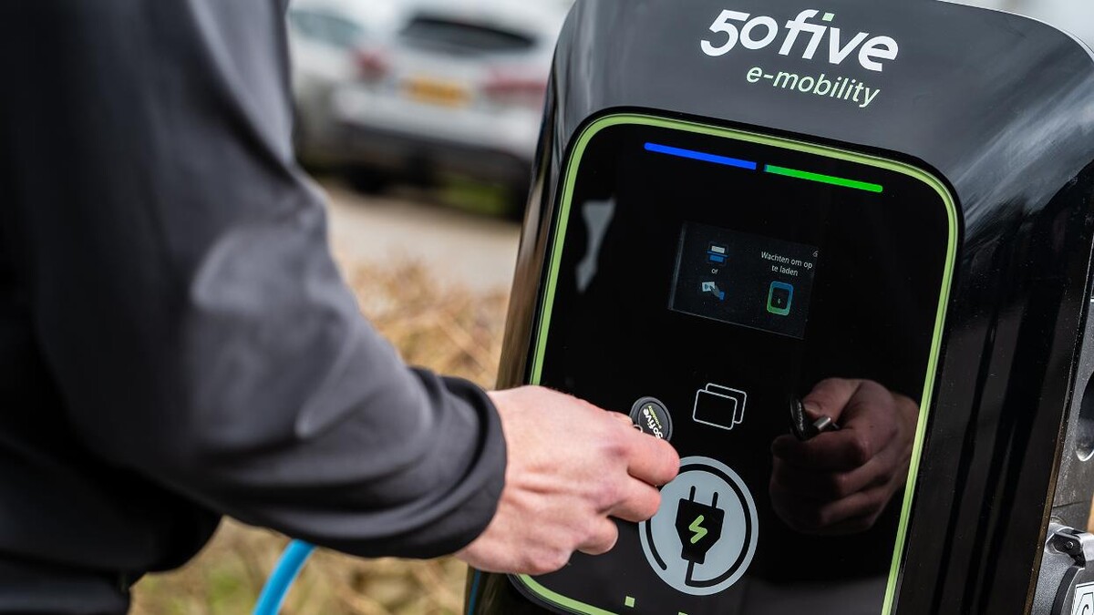 Foto's 50five Charging Station