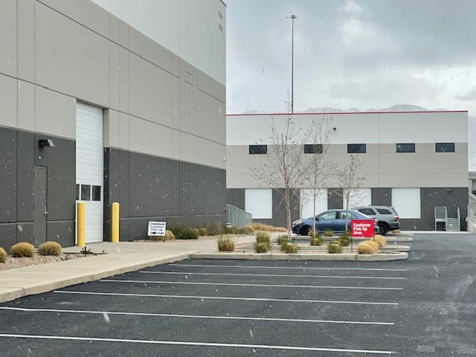 Images Crate & Barrel Warehouse