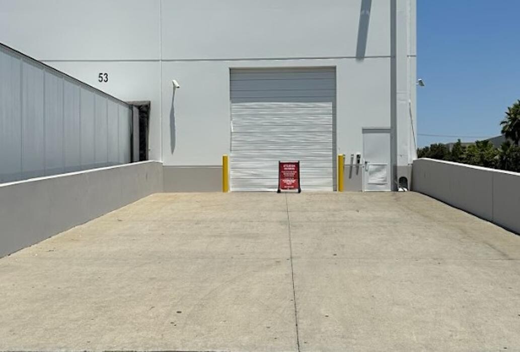 Images Crate & Barrel Warehouse