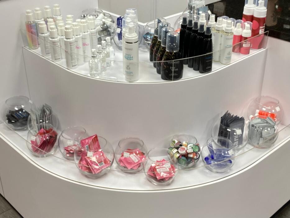 Images Adam & Eve Stores
