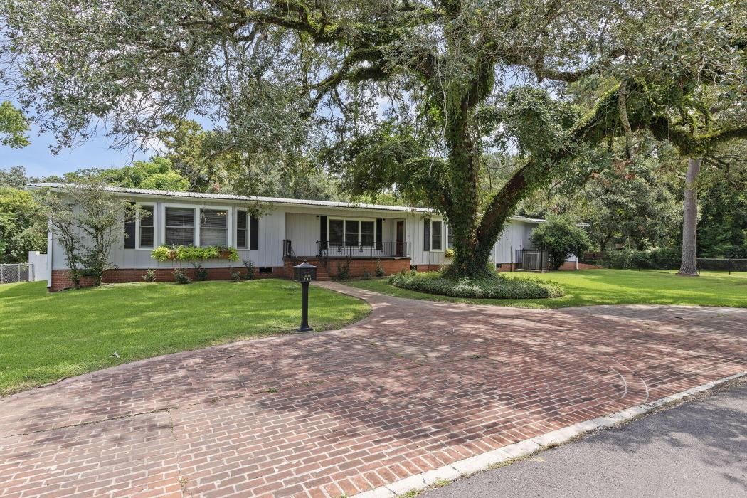 Images Century 21 Delia Realty Group