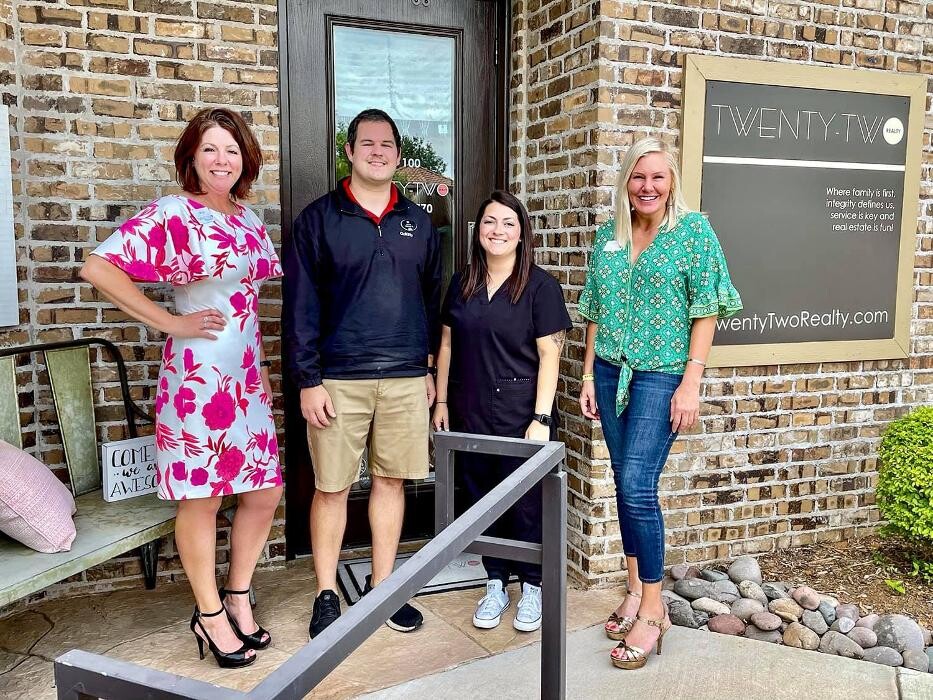 Images Twenty-Two Realty - The Robyn & Lanae Team
