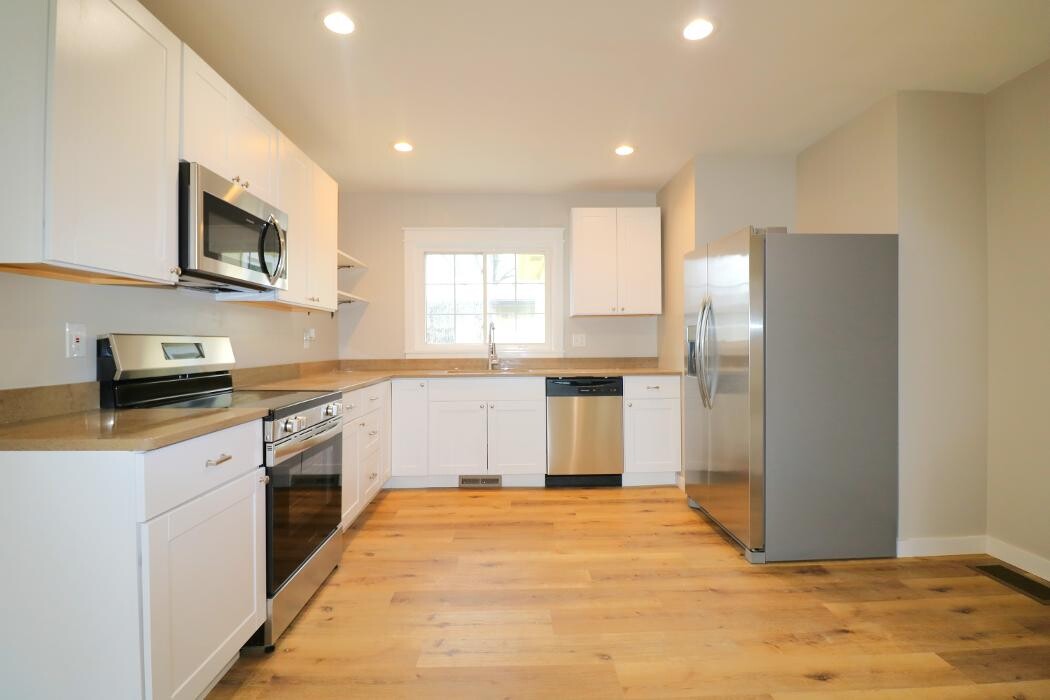 Images Frank Van Dresser Team: RE/MAX Quality Realty