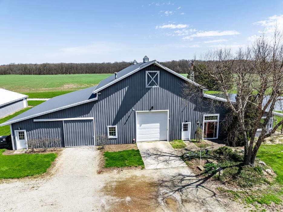 Images Frank Van Dresser Team: RE/MAX Quality Realty