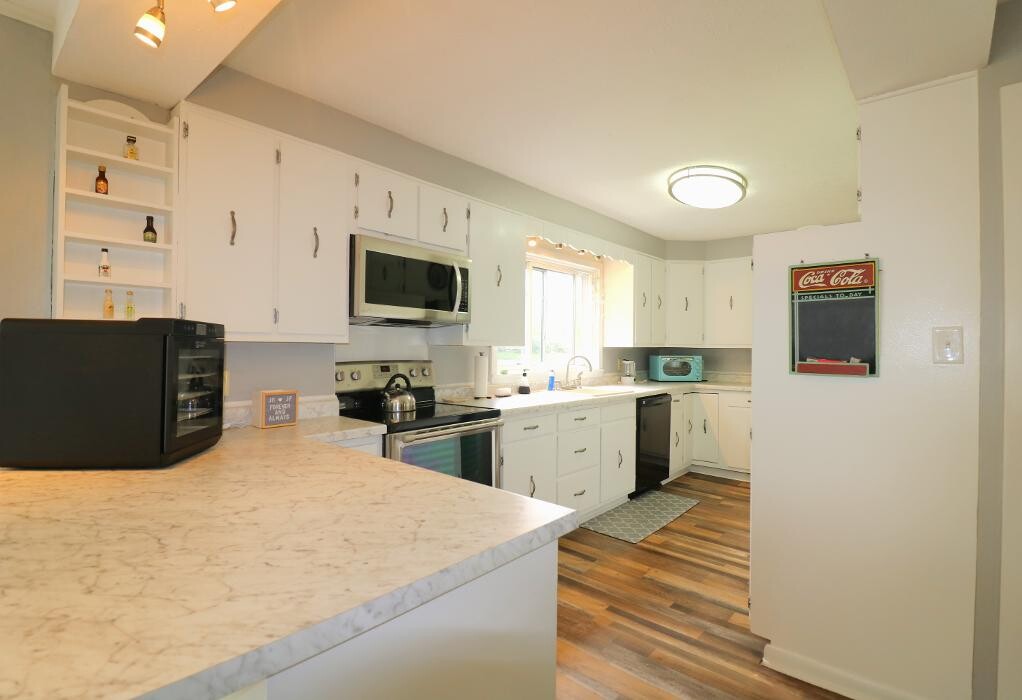 Images Frank Van Dresser Team: RE/MAX Quality Realty