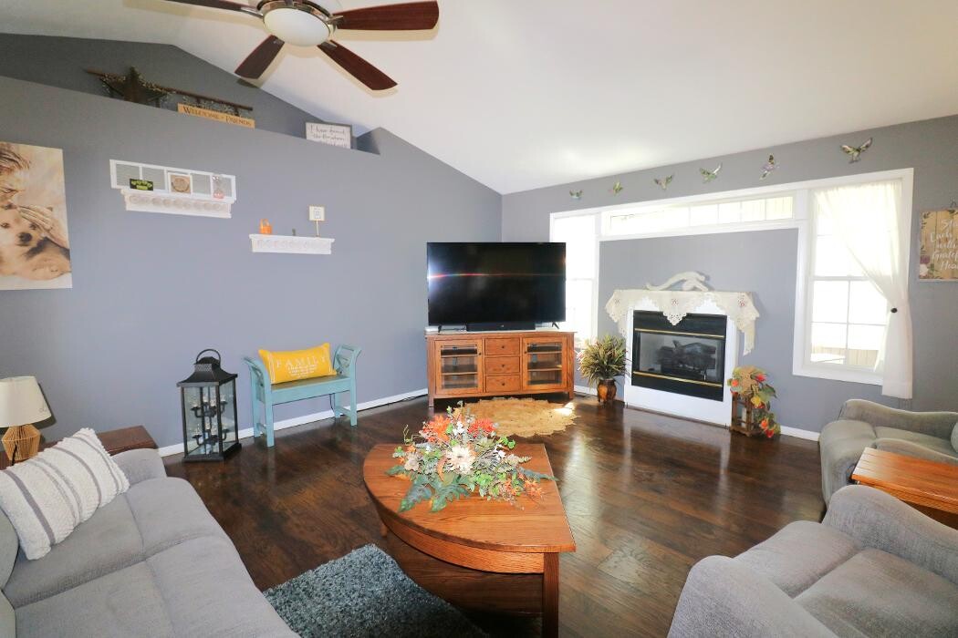 Images Frank Van Dresser Team: RE/MAX Quality Realty