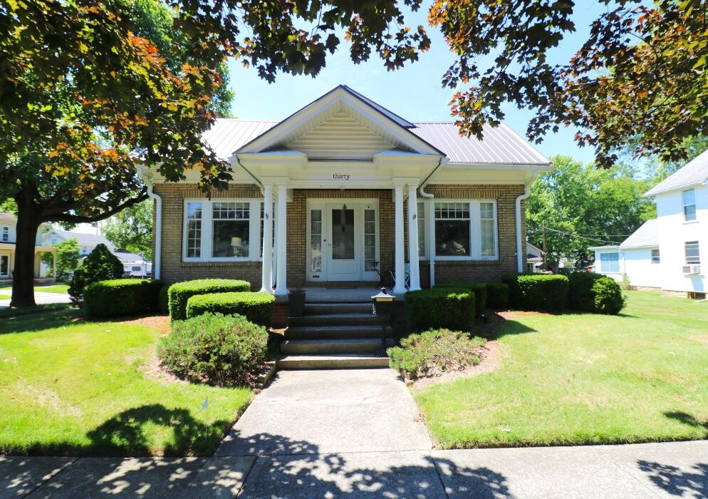 Images Frank Van Dresser Team: RE/MAX Quality Realty