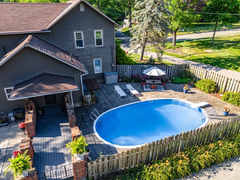 Images Frank Van Dresser Team: RE/MAX Quality Realty