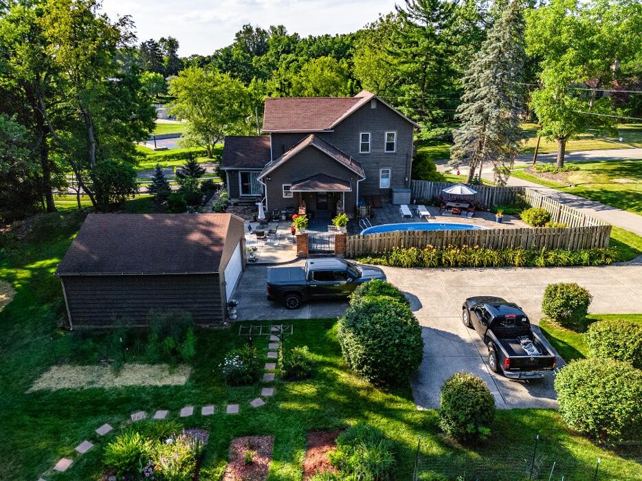 Images Frank Van Dresser Team: RE/MAX Quality Realty