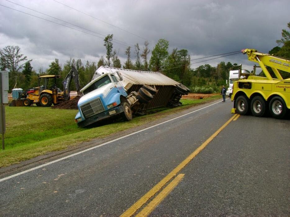 Images River City Towing & Recovery