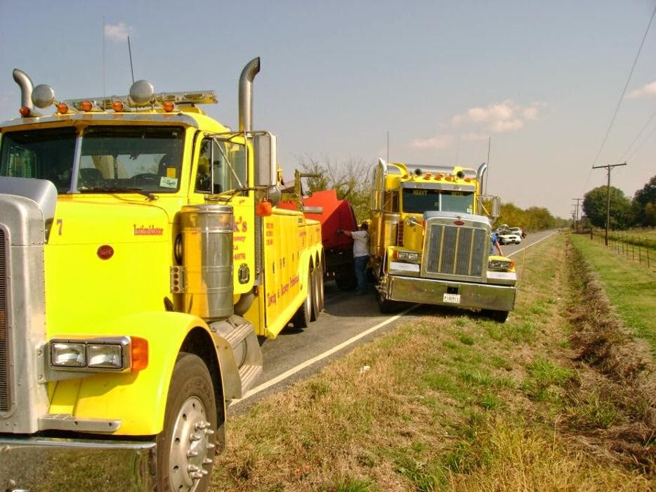 Images River City Towing & Recovery