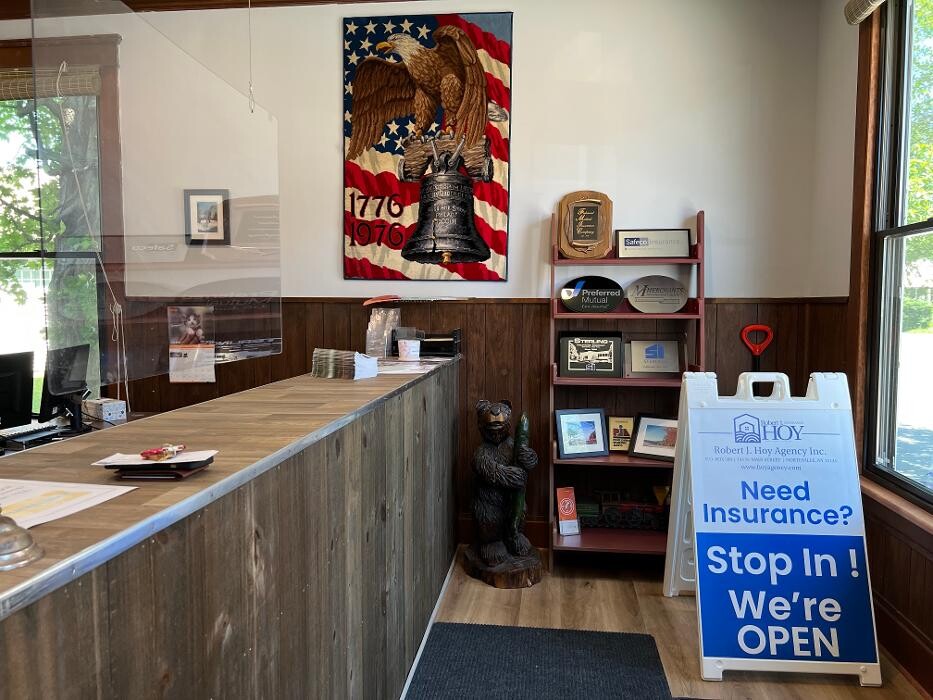 Images Robert J. Hoy Agency, Inc.