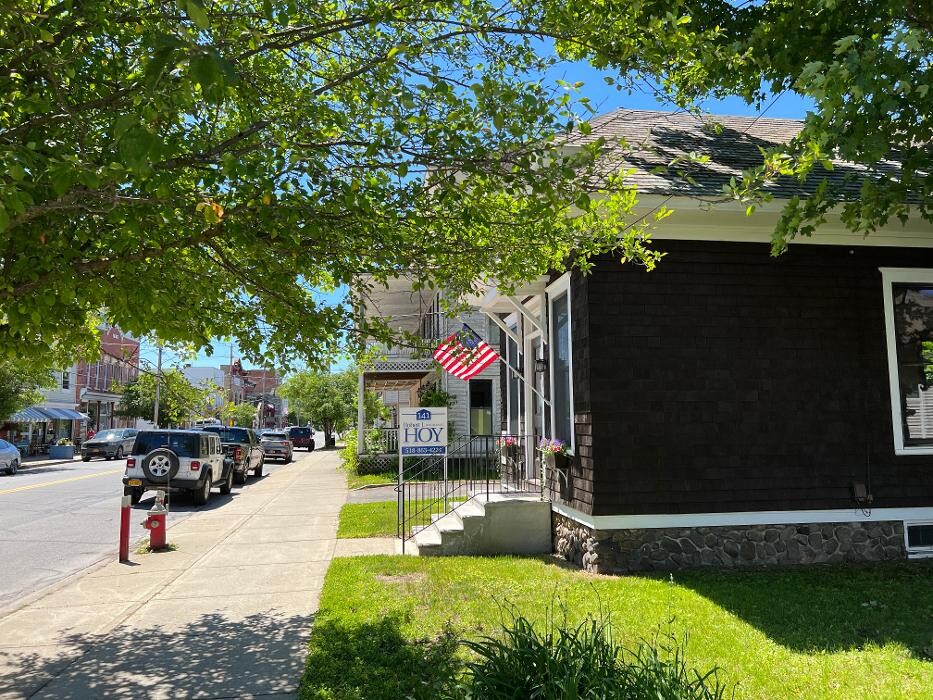 Images Robert J. Hoy Agency, Inc.