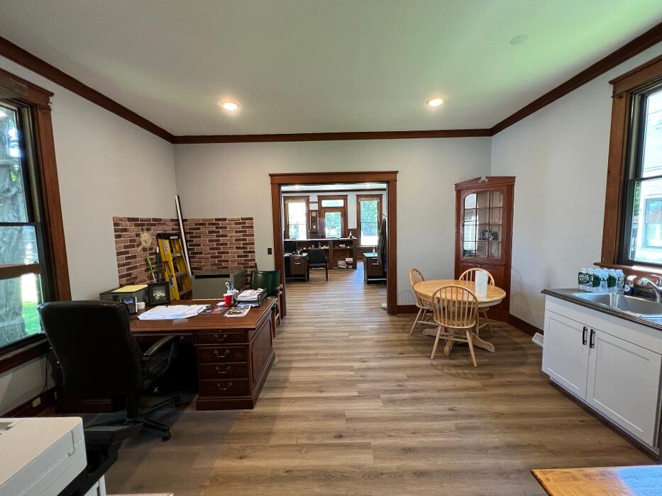 Images Robert J. Hoy Agency, Inc.