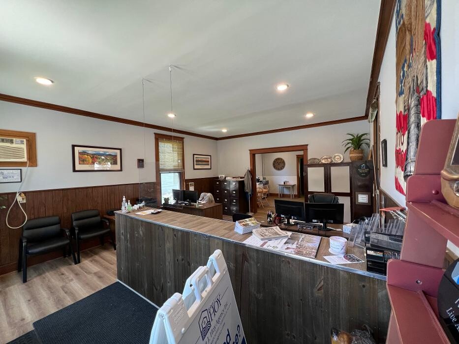 Images Robert J. Hoy Agency, Inc.