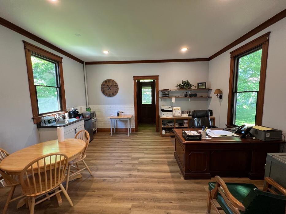 Images Robert J. Hoy Agency, Inc.