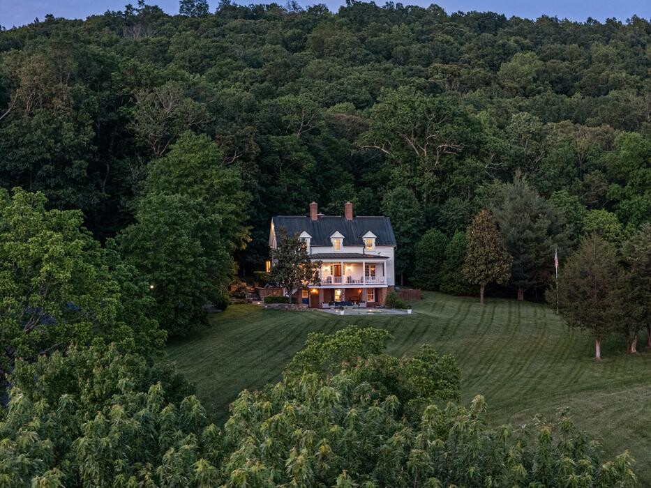 Images Dawn Arruda & Co LLC of ROSS Real Estate
