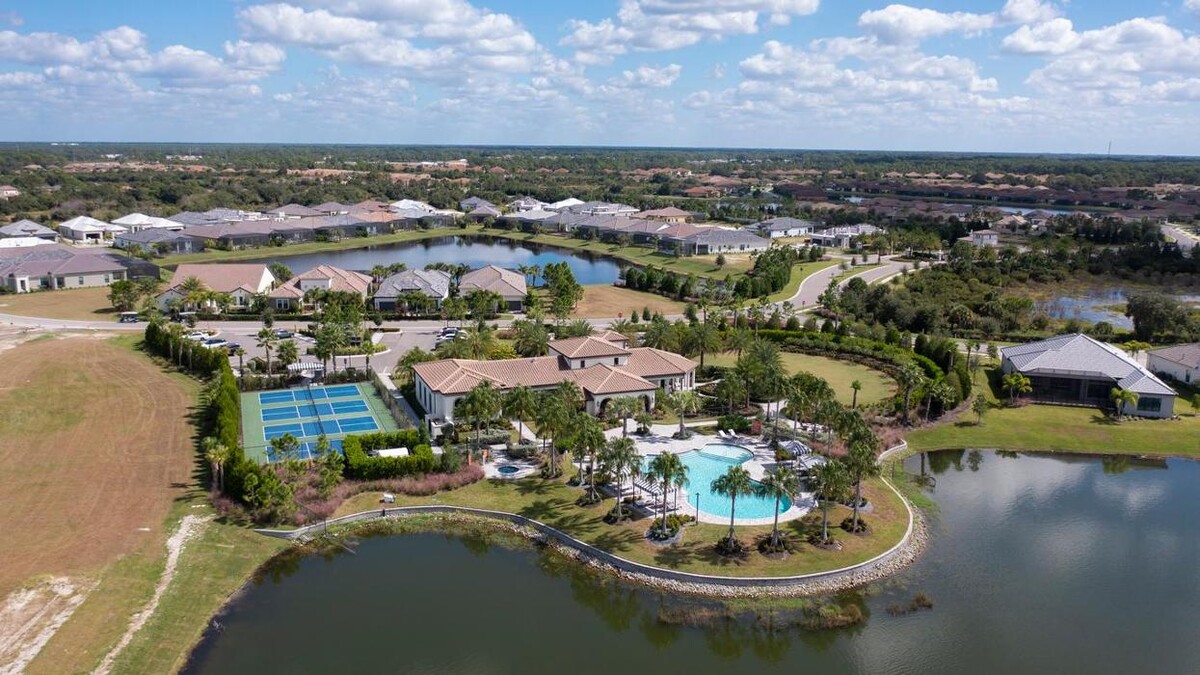 Images Aria by Neal Signature Homes