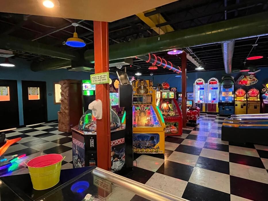 Images Happy Joe's Pizza & Jungle Bungle - W. 50th