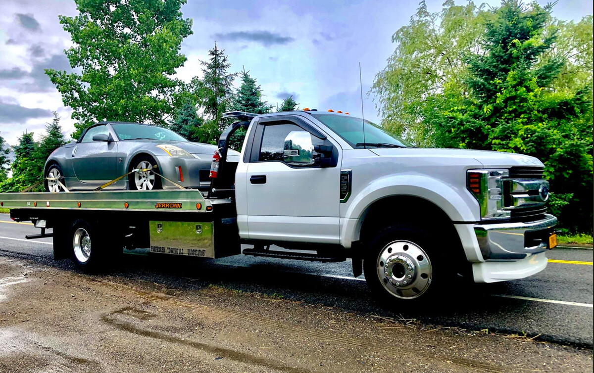 PREFERRED TOWING LLC Logo