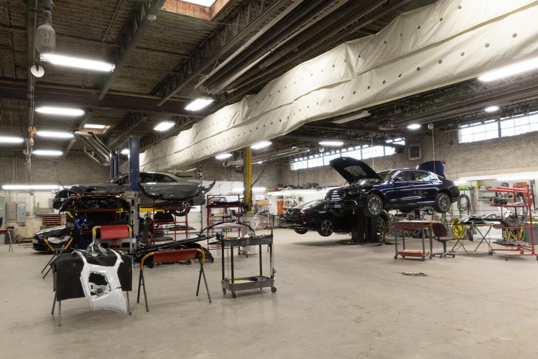 Images Crash Champions LUXE | EV Certified Repair Pontiac South