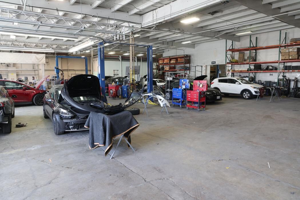 Images Crash Champions LUXE | EV Certified Repair Burke South