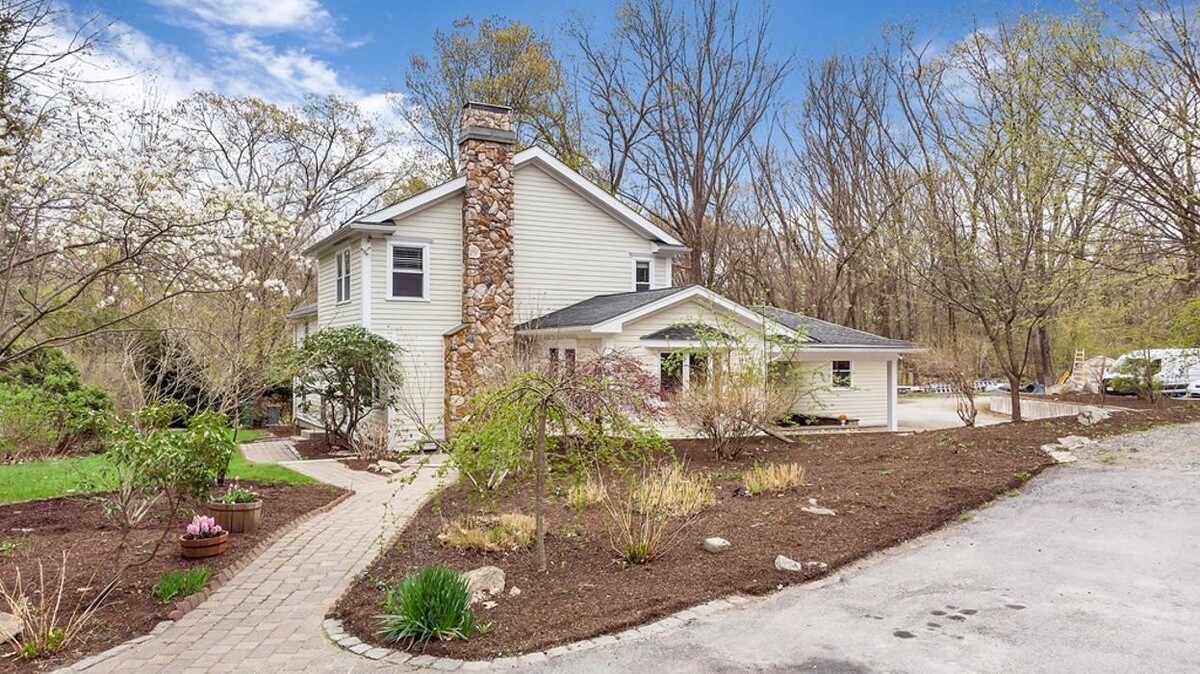 Images Joyce Torelli - Broker, Real Estate Consultant