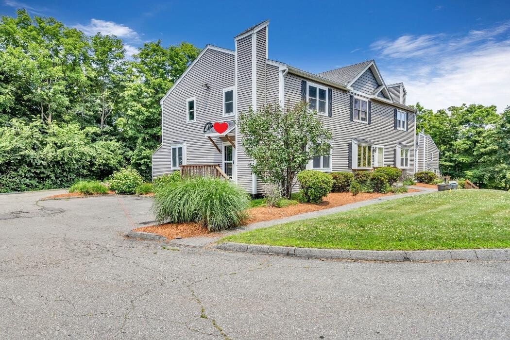 Images Joyce Torelli - Broker, Real Estate Consultant