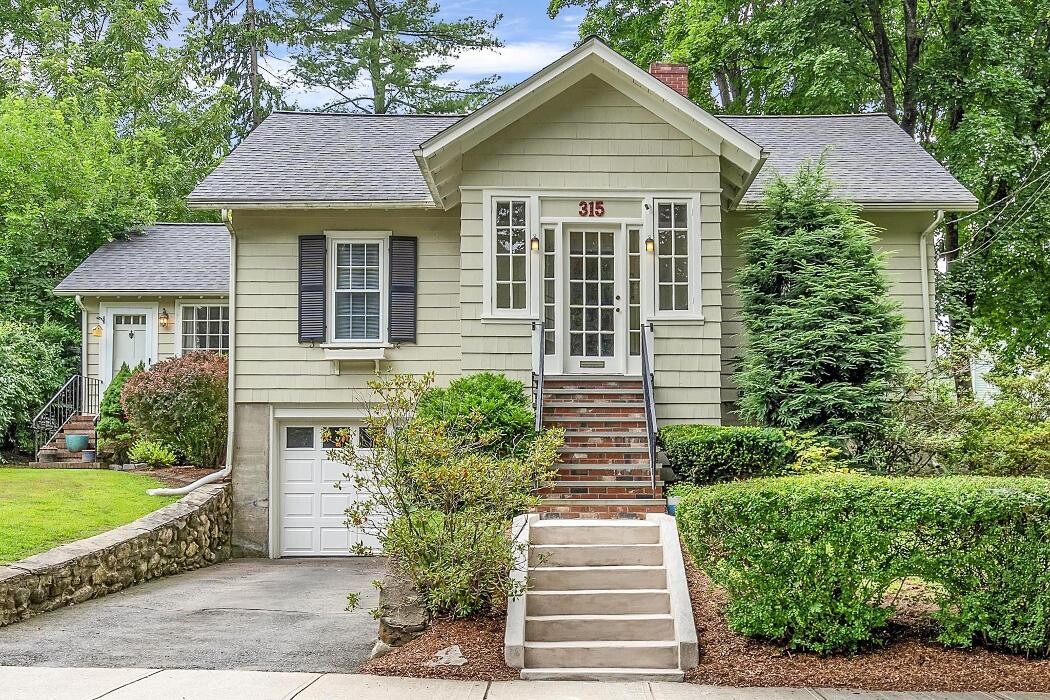 Images Joyce Torelli - Broker, Real Estate Consultant