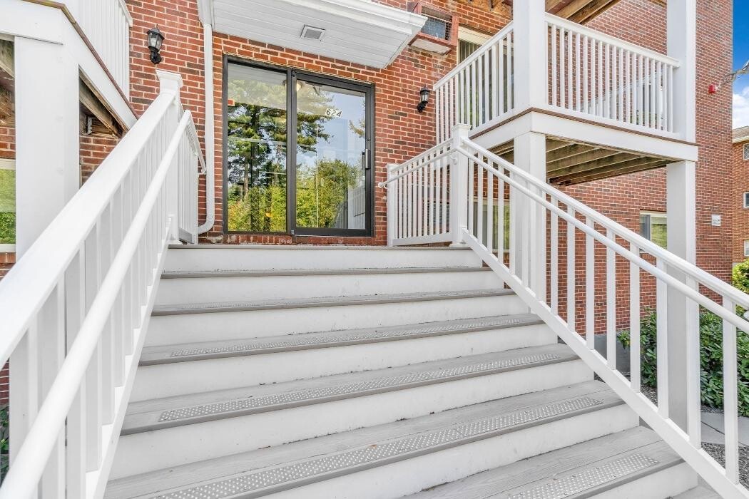 Images Joyce Torelli - Broker, Real Estate Consultant
