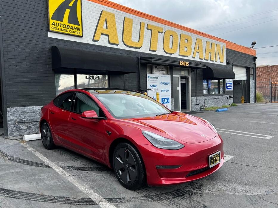 AUTOBAHN COLLISION CENTER Logo