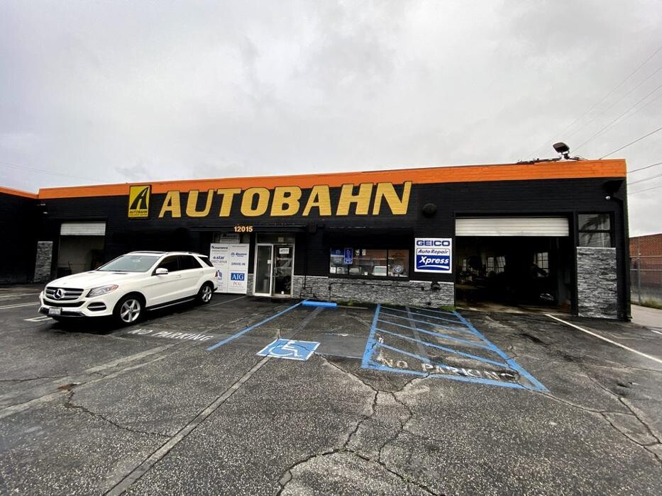 Images AUTOBAHN COLLISION CENTER