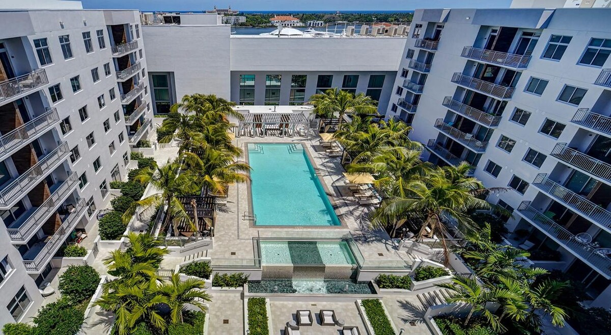 Images Oversea at Flagler Banyan Square
