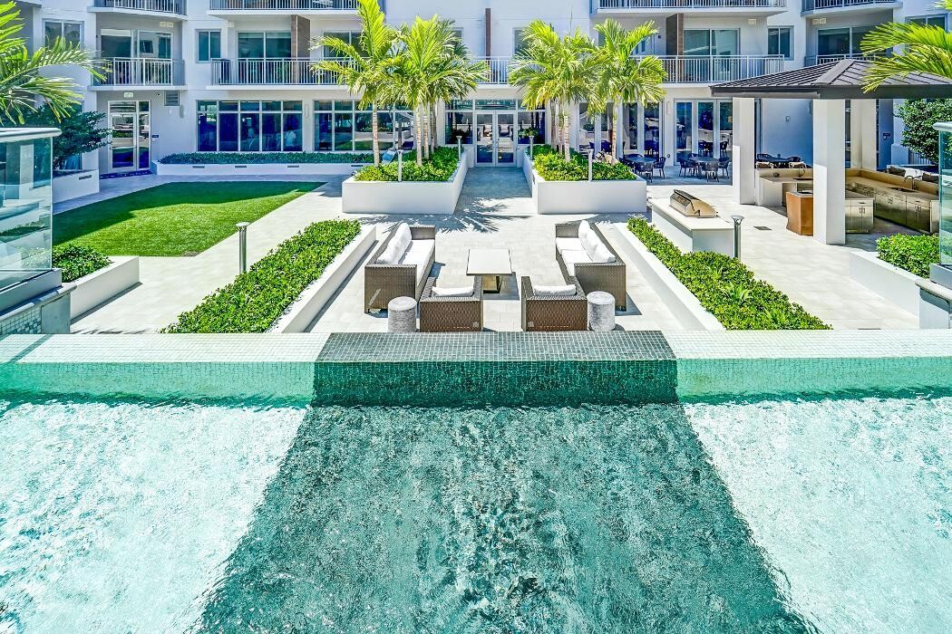 Images Oversea at Flagler Banyan Square