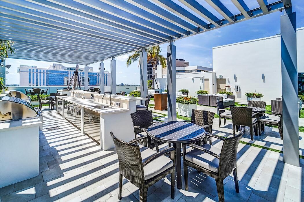 Images Oversea at Flagler Banyan Square