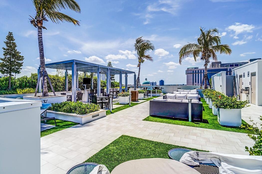 Images Oversea at Flagler Banyan Square