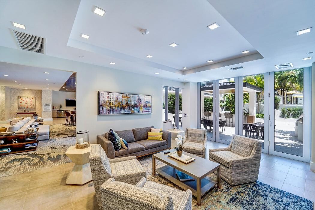 Images Oversea at Flagler Banyan Square