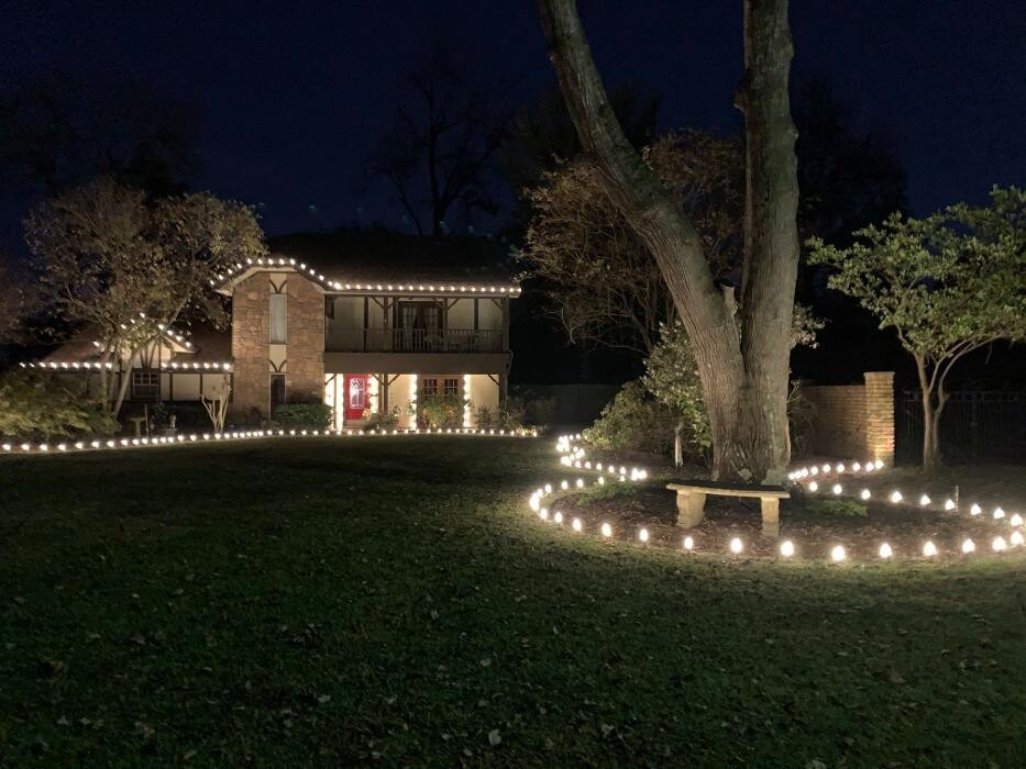 Images Barefoot Lawns & Lights