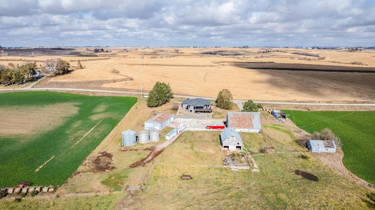 Images Vickie Errett, United Country Loess Hills RE