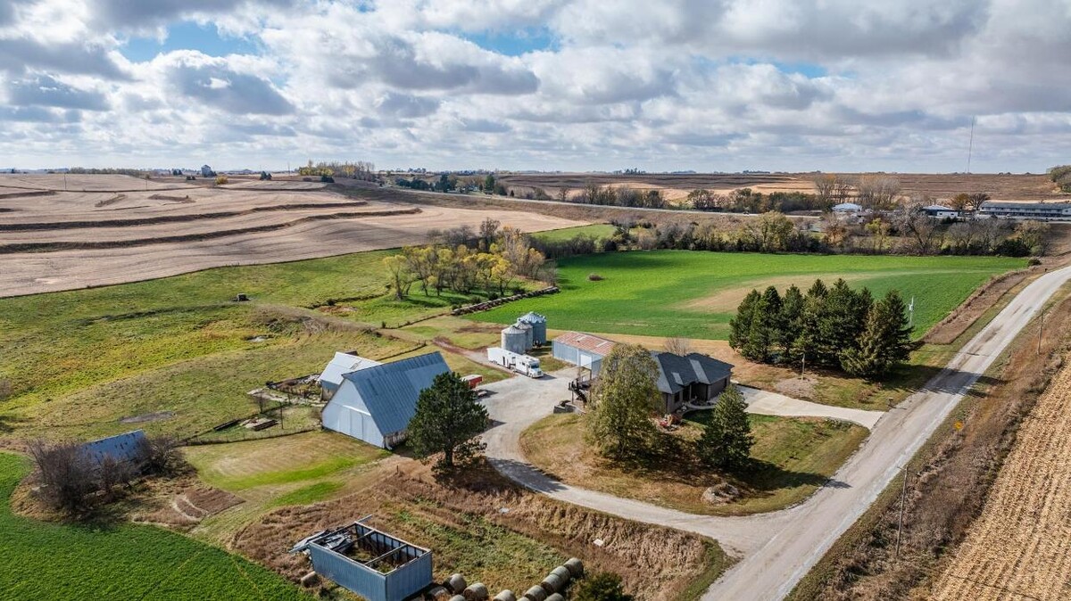 Images Vickie Errett, United Country Loess Hills RE