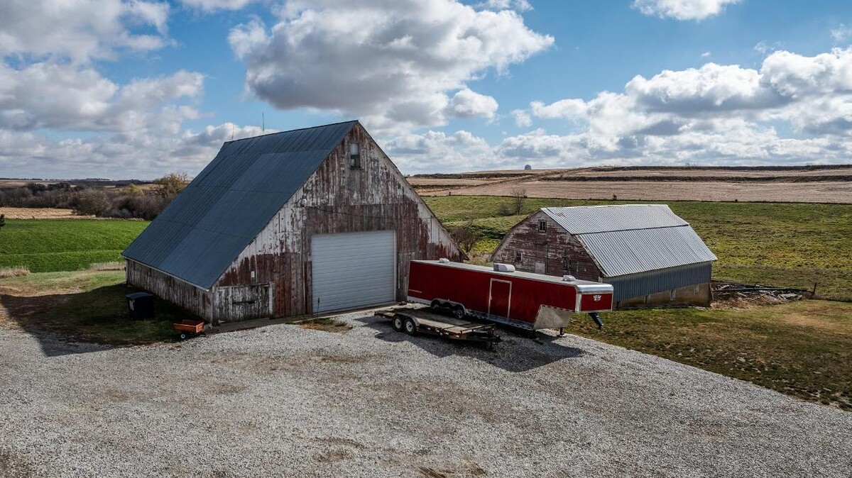 Images Vickie Errett, United Country Loess Hills RE