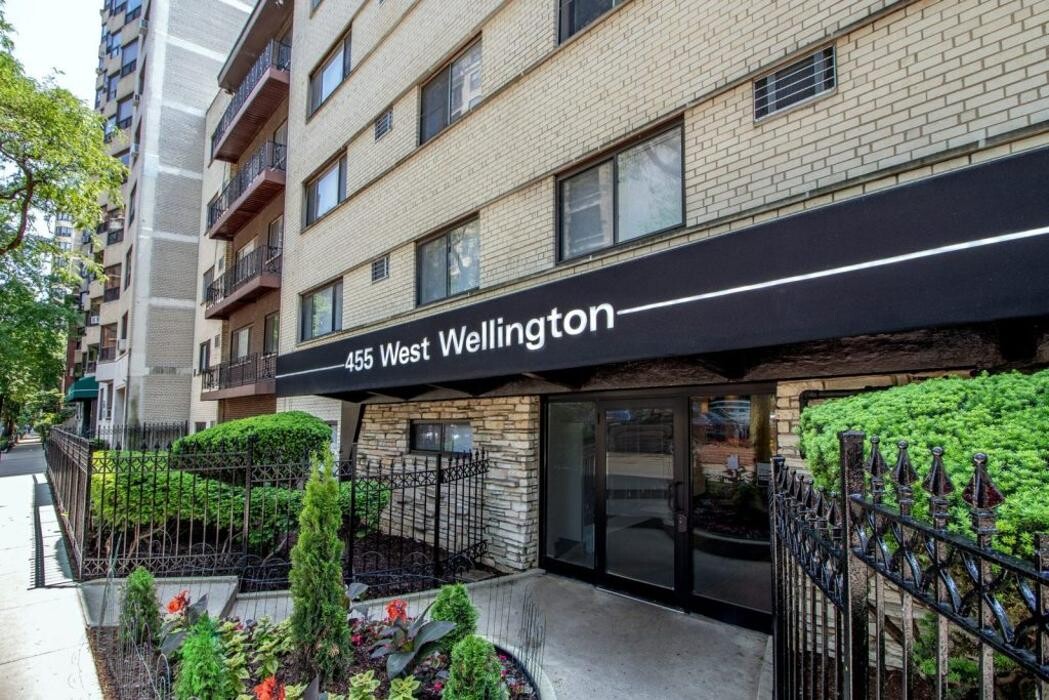 Images 455 W Wellington - PPM Apartments