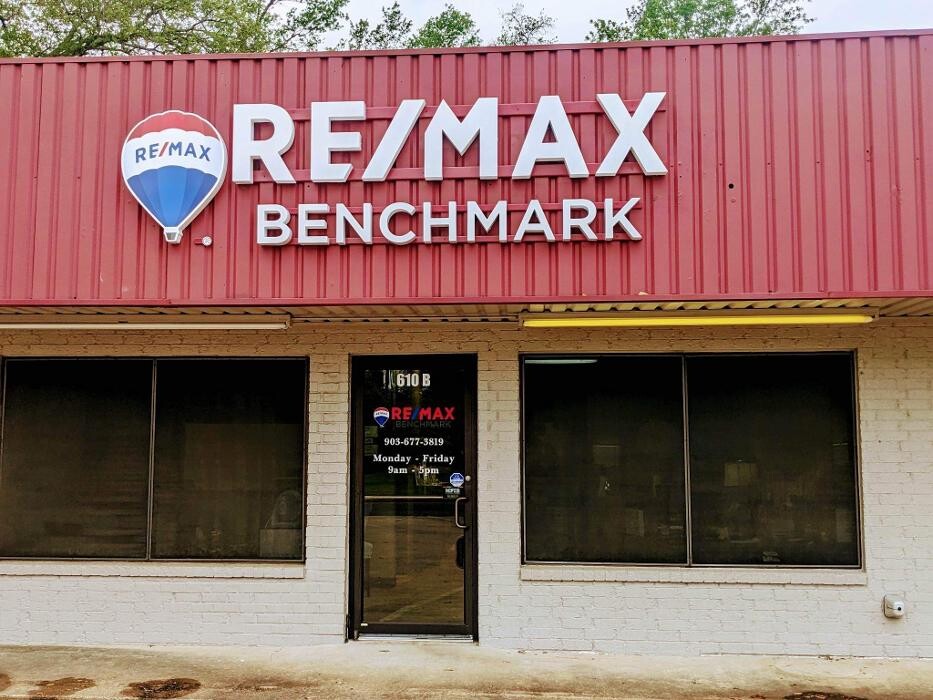 Images RE/MAX Benchmark