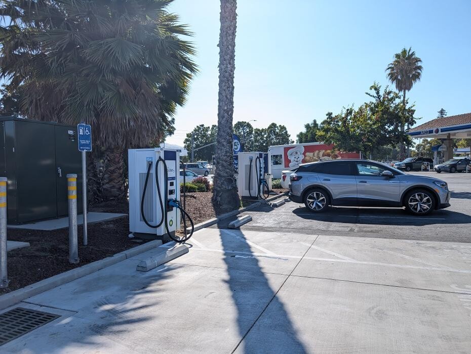Images bp pulse Charging Station