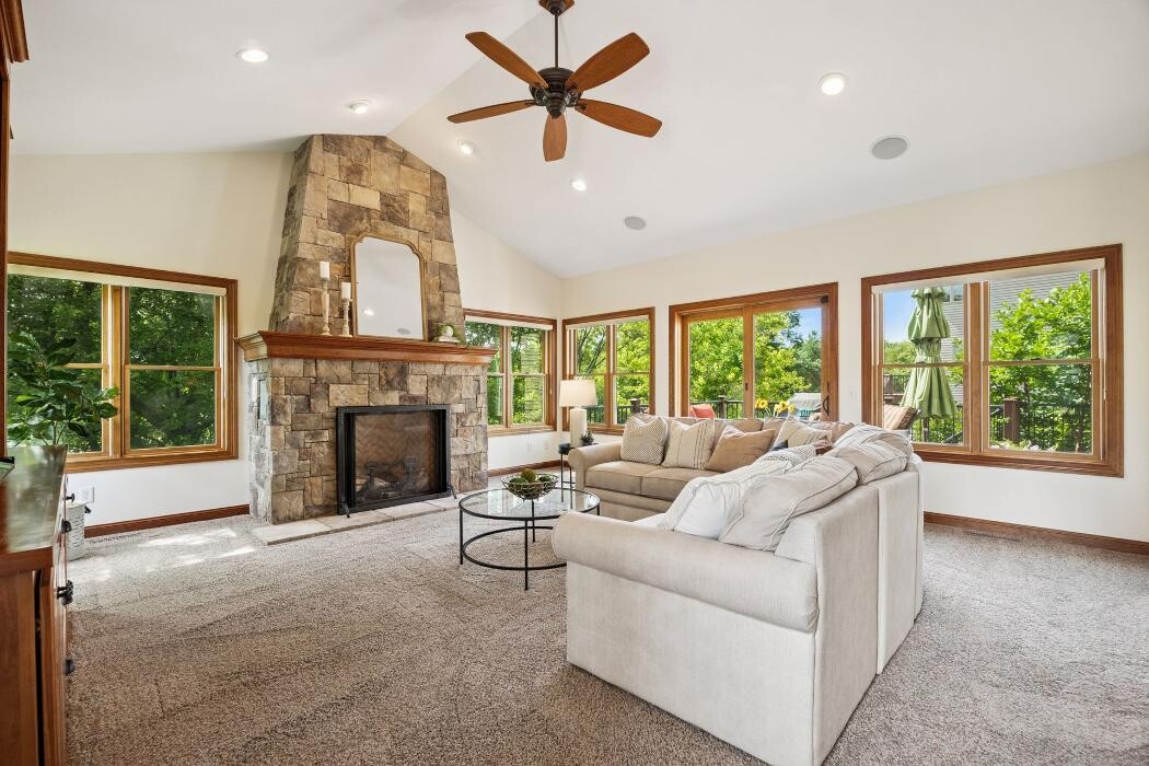 Images JW Real Estate Group, RE/MAX Advantage Plus