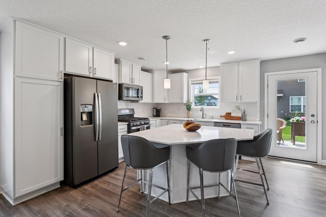 Images JW Real Estate Group, RE/MAX Advantage Plus