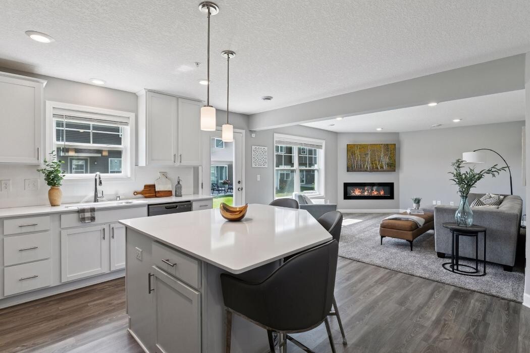 Images JW Real Estate Group, RE/MAX Advantage Plus